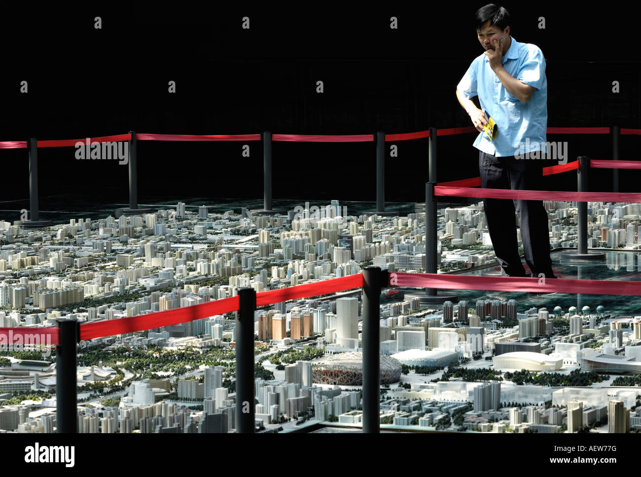 Ein chinesischer Mann sieht s City Masterplan an der Beijing Planung Halle 29 Aug 2007 am Modell von Peking Stockfoto