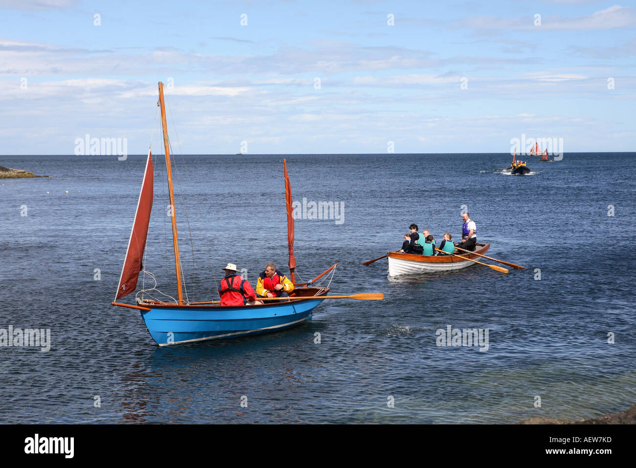 Yachten, kleine Dingies, Ruderboote in der Nähe der Hafenmauer von Portsoy. Scottish Boat Festival, Moray Firth, Morayshire, Schottland Großbritannien Stockfoto