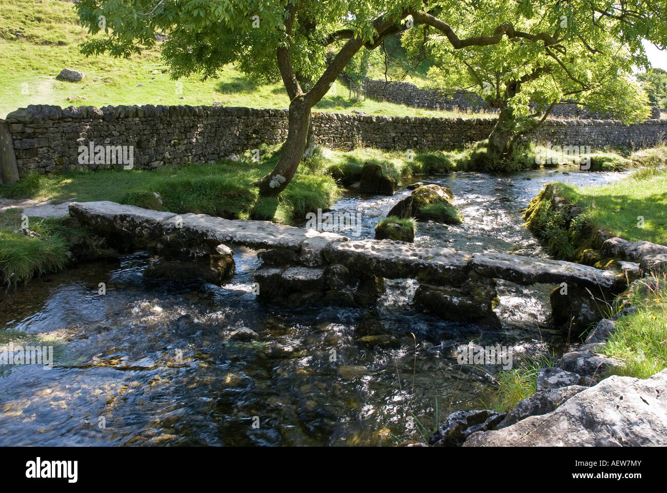 Klöppel Brücke über Malham Beck in den Yorkshire Dales UK Stockfoto