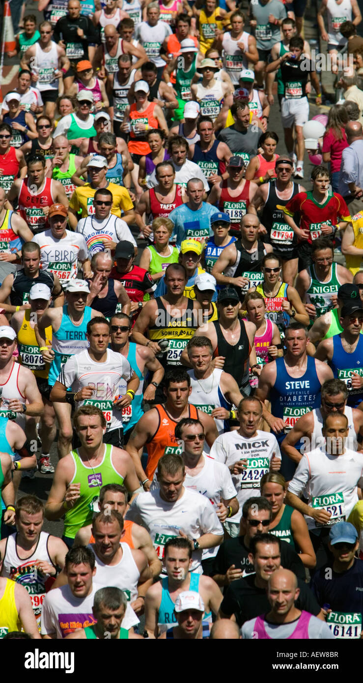 Die wichtigsten Läufer Feld beim Flora London-Marathon Stockfoto