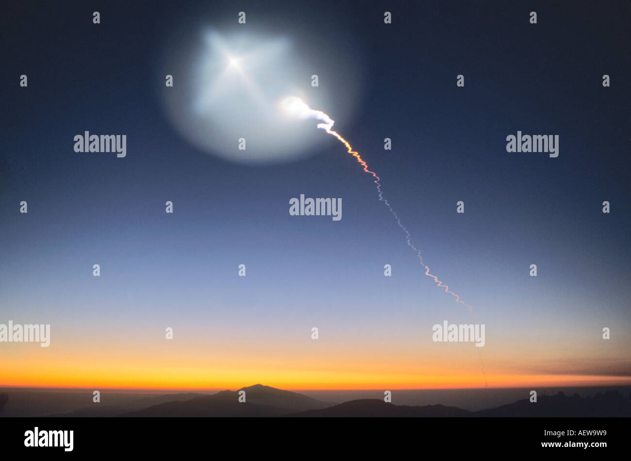 Kondensstreifen von Nacht-Rakete starten Sie über den Pazifischen Ozean von Vandenberg Air Force Base in der Nähe von Santa Barbara, Kalifornien Stockfoto