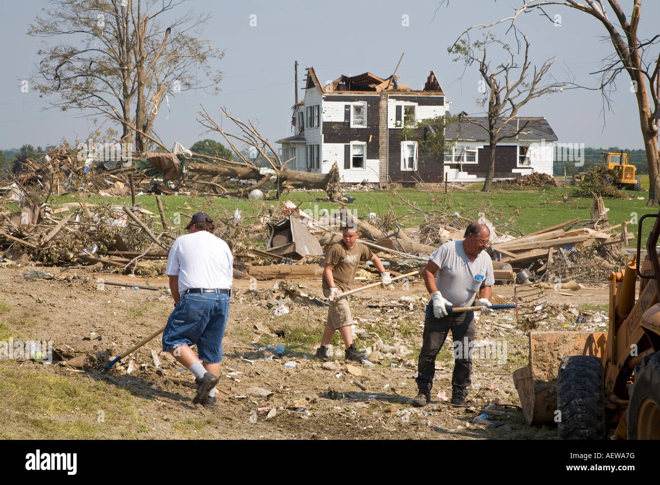 Freiwillige Aufräumen Tornado Schäden Stockfoto
