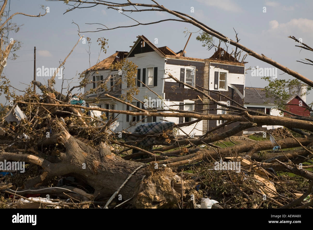 Potterville Michigan A nach Hause durch einen Tornado mit einem fehlenden Dach schwer beschädigt