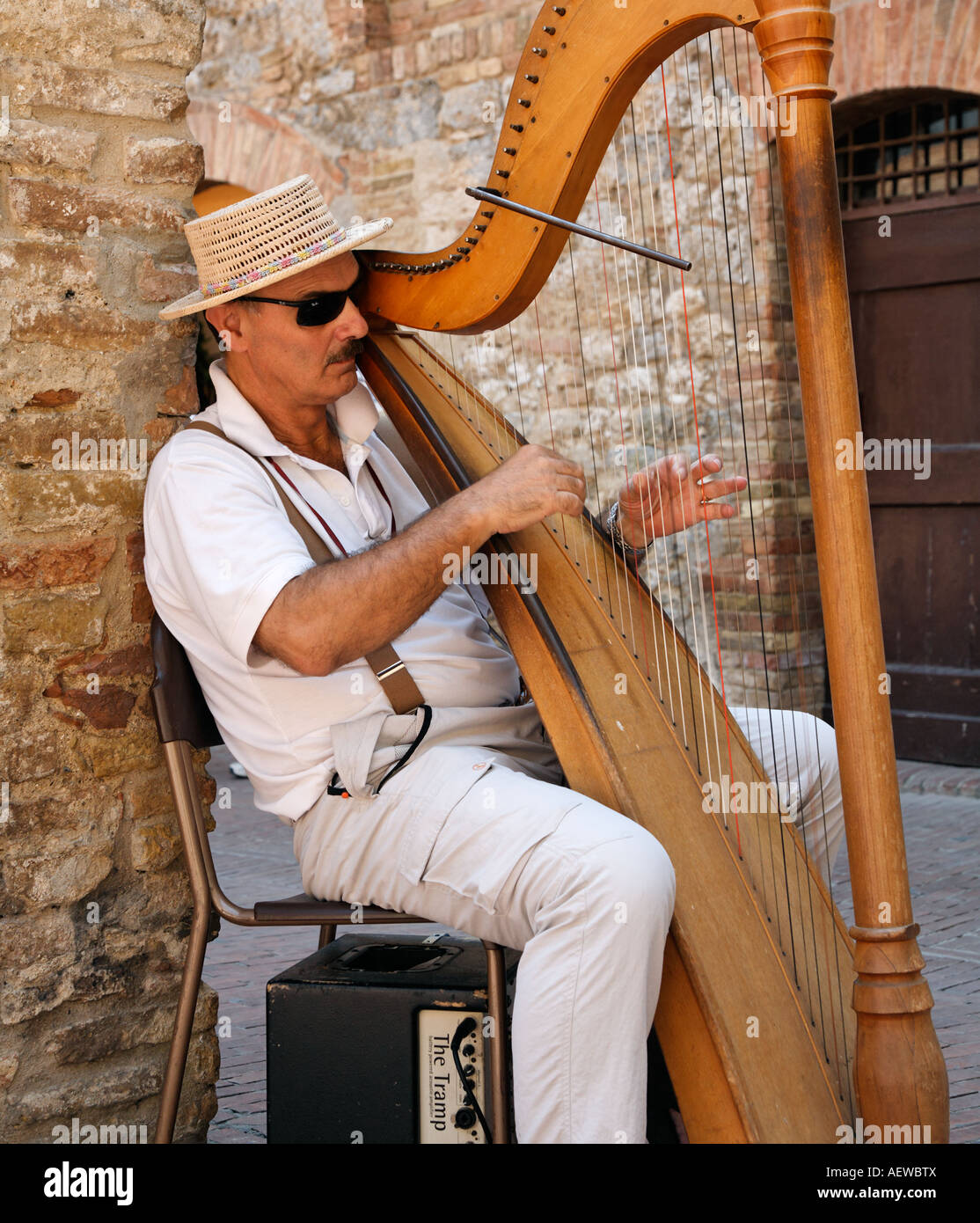 Man spielt Harfe In San Gimignano Tuscany Italien Europa Stockfoto