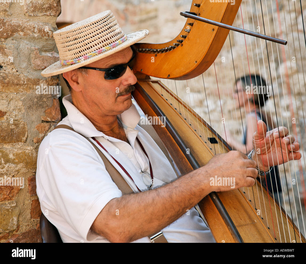 Man spielt Harfe In San Gimignano Tuscany Italien Europa Stockfoto