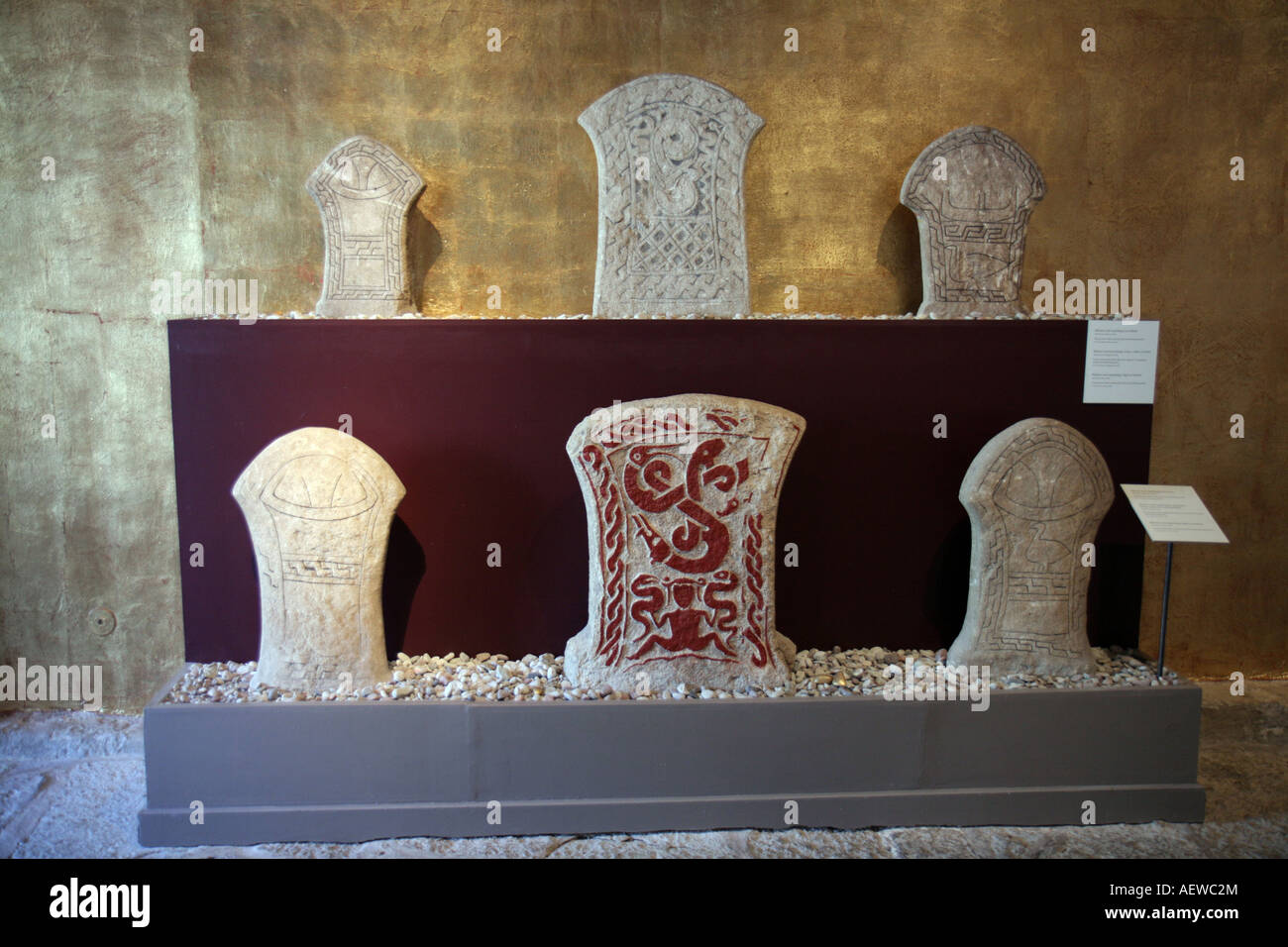 Alte geschnitzte Steinen im Museum Gotlands Fornsal in Visby Gotland Schweden Stockfoto