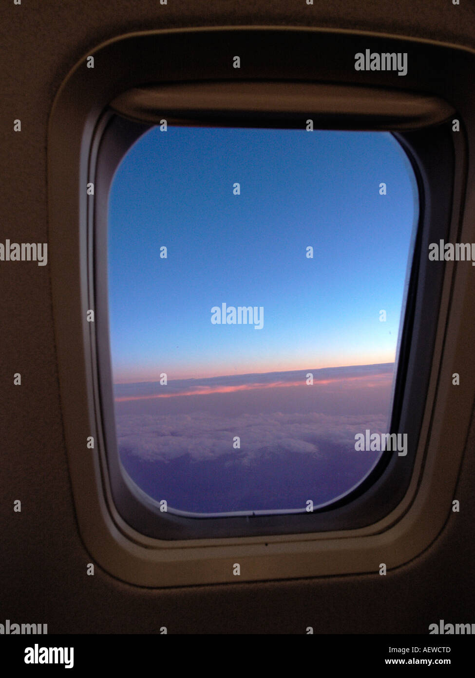 Blick aus dem Flugzeugfenster Stockfoto