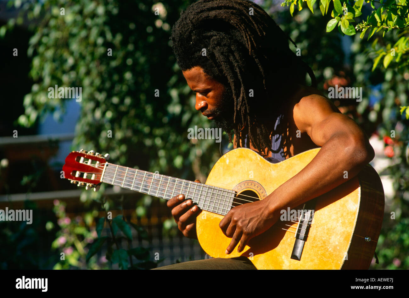 Rastafari Mann spielt Gitarre Glastonbury Festival Pilton Somerset UK Europe Stockfoto