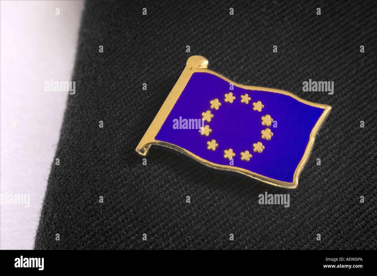 Emaille Pin Abzeichen der europäischen Flagge am Revers Stockfoto