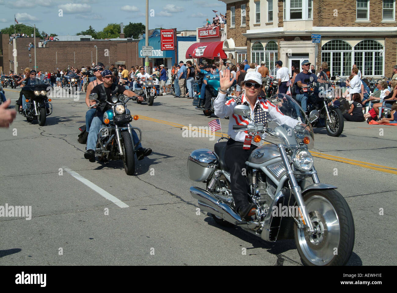 Eine Harley Fahrer Frau gekleidet mit amerikanische Flagge Kleidung Reiten  ihre V-Rod Harley Davidson Motorrad in der Parade Stockfotografie - Alamy