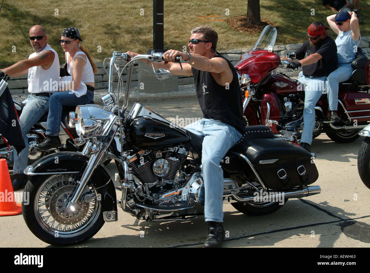 Ein junger Mann auf seiner Harley Davidson Motorrad mit erhöhten Lenker