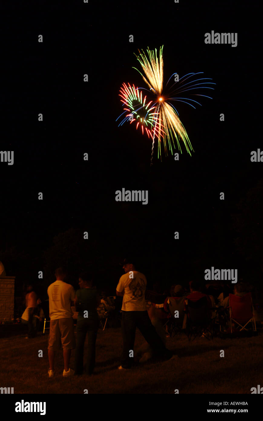 Feuerwerk am 4. Juli mit Menschen beobachten die Feier Stockfoto