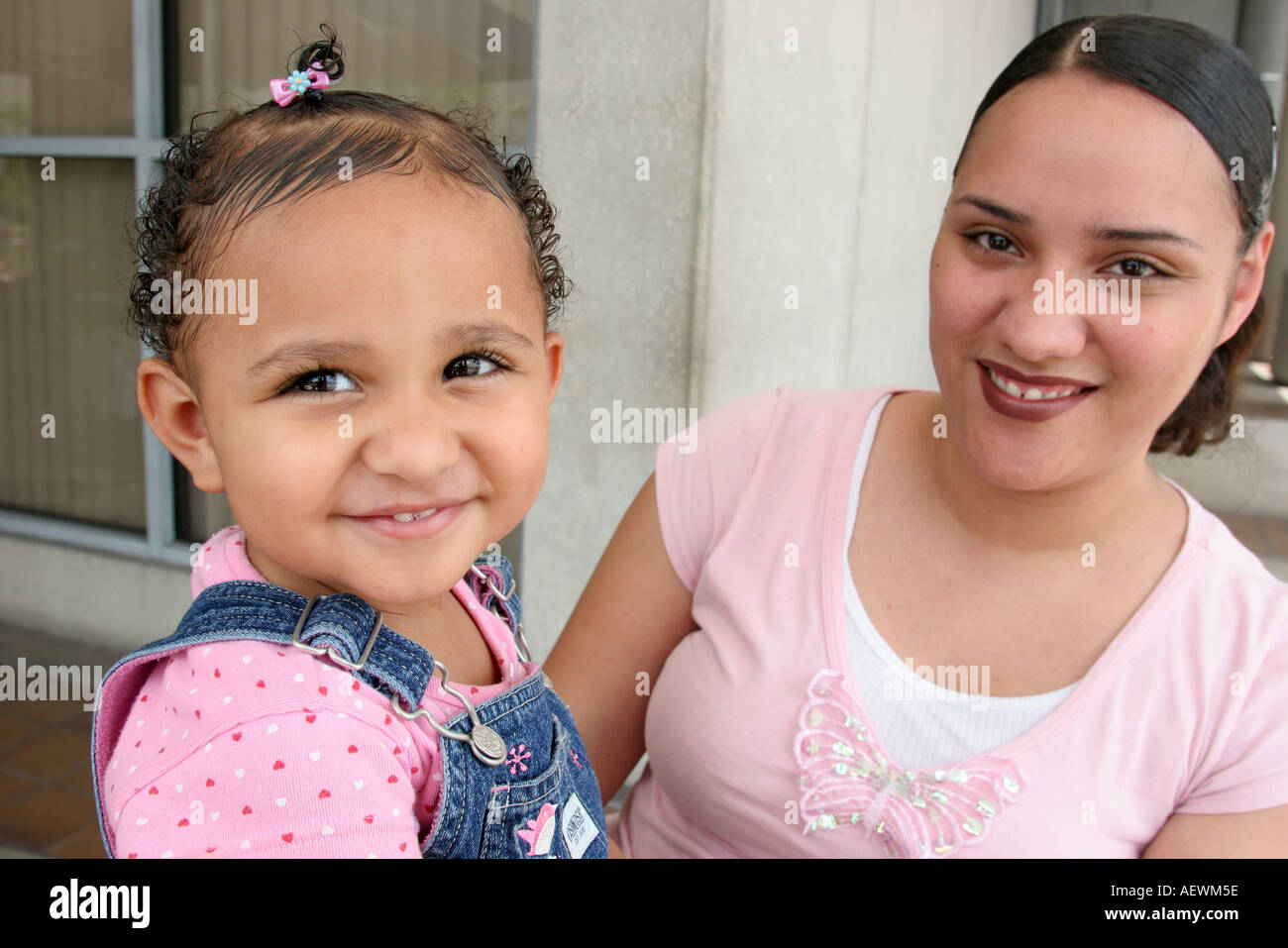 Miami Florida, Liberty City, haitianische Mutter, Mutter, Erwachsene Erwachsene Frau Frauen weibliche Dame, Tochter, Mädchen, junge Jugendliche Jugendliche Kinder Kinder chil Stockfoto