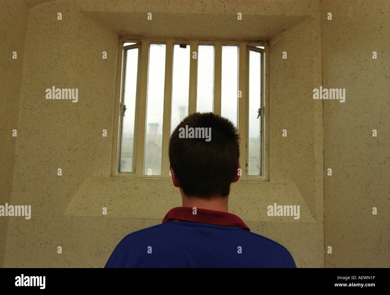 Junge Insasse in Gefängniszelle, Portland Jugendliche Straftäter Institution (PYOI), Portland, Dorset, Großbritannien. Stockfoto