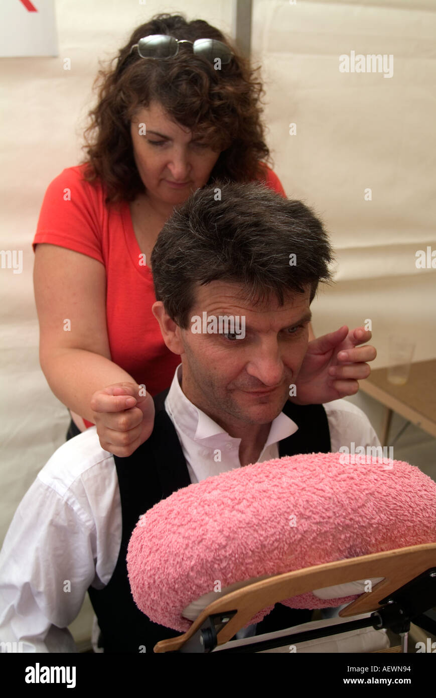Man Erhalt einer Massage bei einer Wohnungsbaugesellschaft Spaß Tag, London, UK. Stockfoto