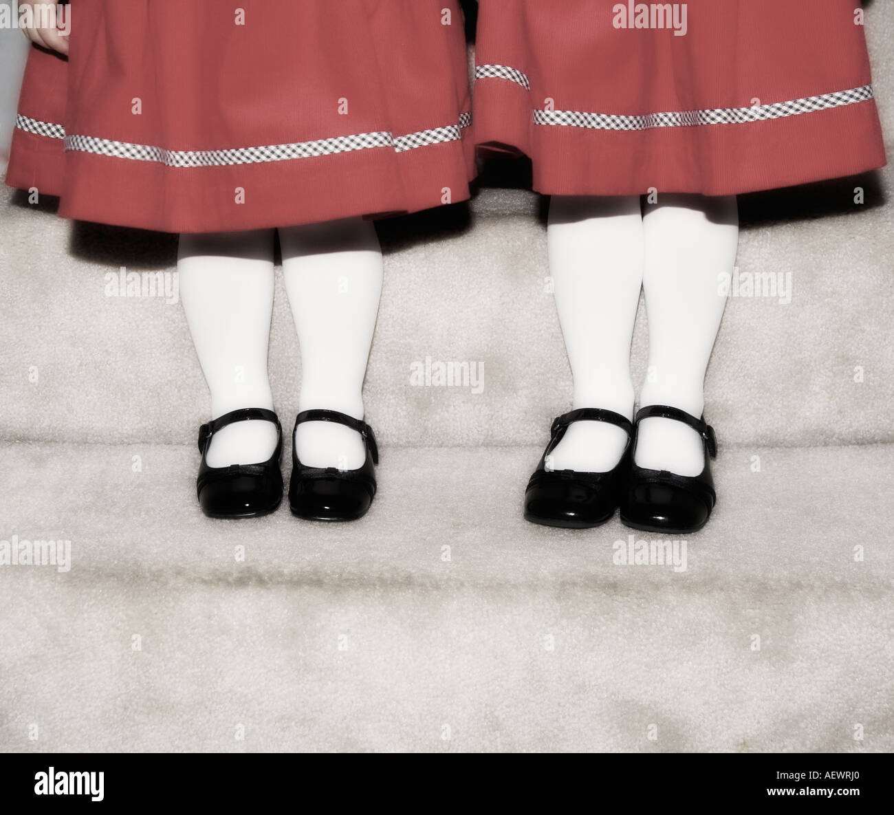 Füße und Beine von zwei Mädchen Stockfoto