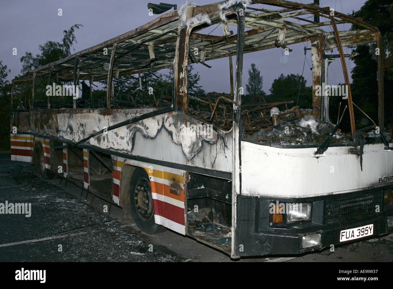 Bus Bus nachts Belfast Nordirland ausgebrannt Stockfoto