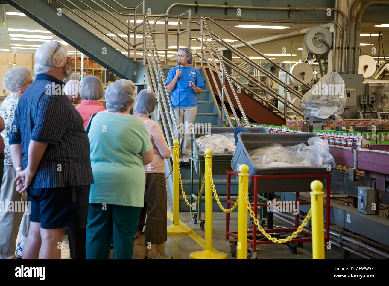 Boulder Colorado Angestellter im Gespräch mit Besucher bereisen die Celestial Seasonings Teefabrik Stockfoto