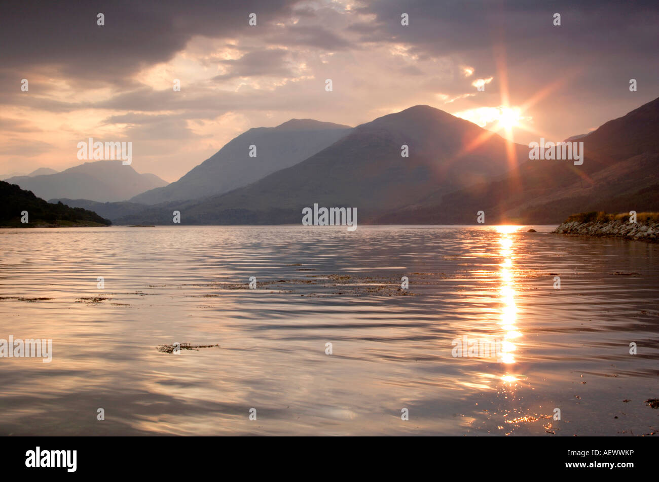 Blick auf Beinn Sgulaird vom Ufer des Loch Crerans bei Sonnenaufgang Argyll, Schottland, UK Stockfoto