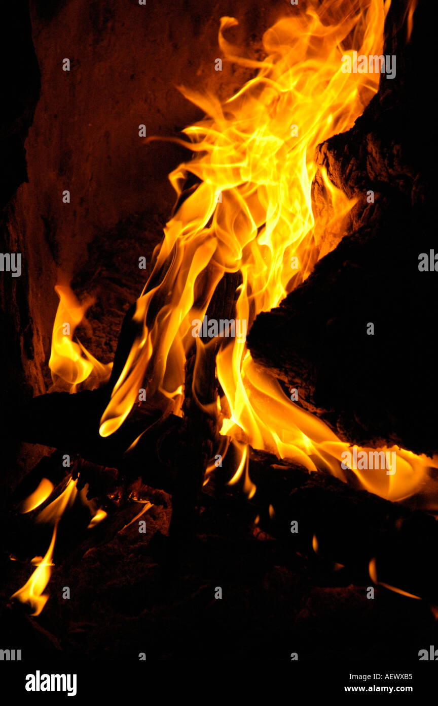 Riesige Lagerfeuer mit Protokollen Glut und hohen Flammen brennen Stockfoto