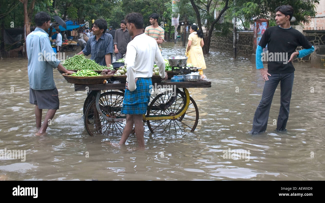 Gemüsehändler auf Handkarre in überschwemmter Straße nach Monsunregen, Bombay, Mumbai, Maharashtra, Indien, Asien Stockfoto