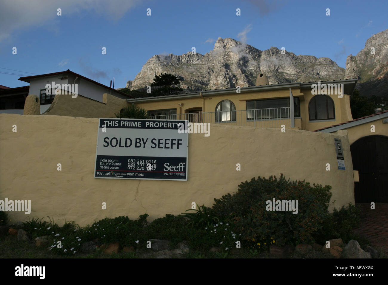 Haus verkauft in der gehobenen Gegend Vorort in Camps Bay, Kapstadt, Südafrika. Stockfoto