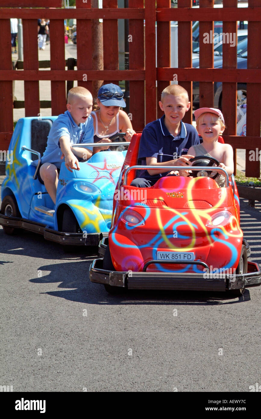 Kinder Spaß fahren Go-karts um eine Spur in einem Vergnügungspark Stockfoto