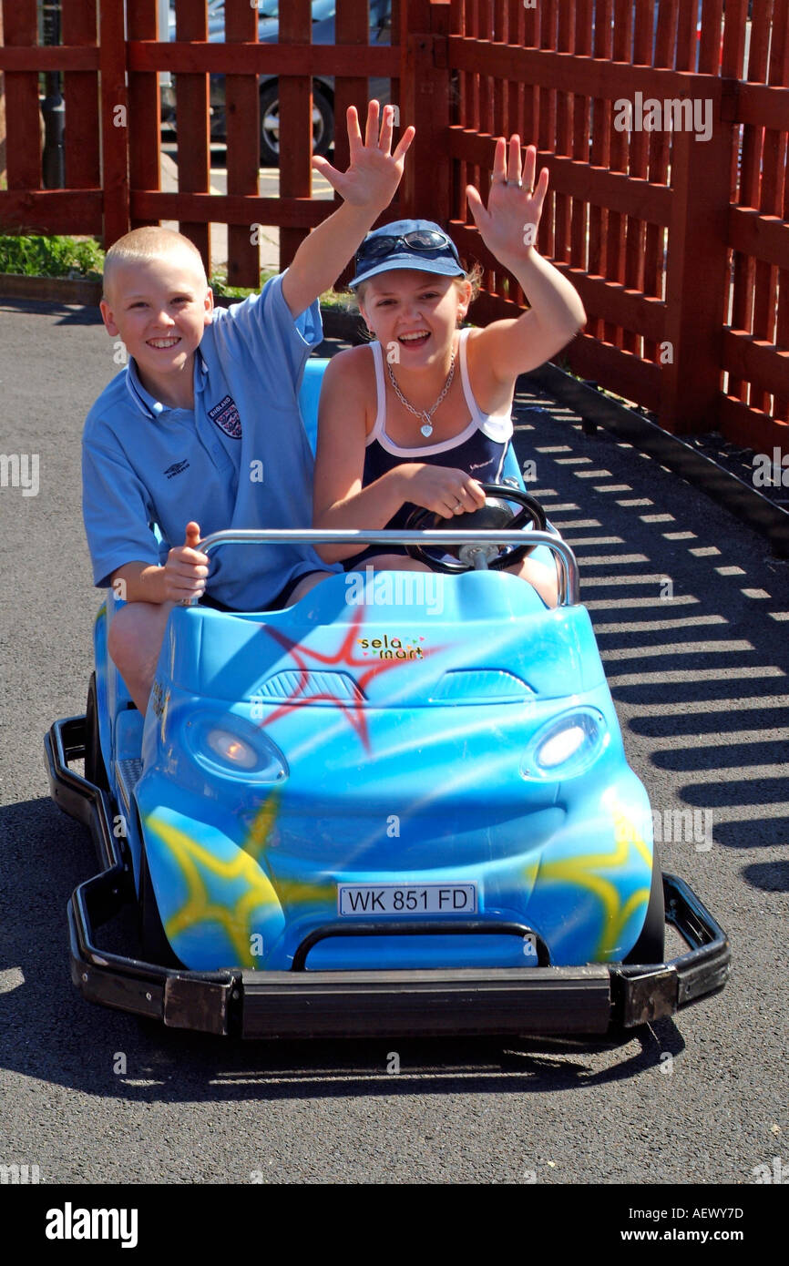 Kinder Spaß fahren Go-karts um eine Spur in einem Vergnügungspark Stockfoto