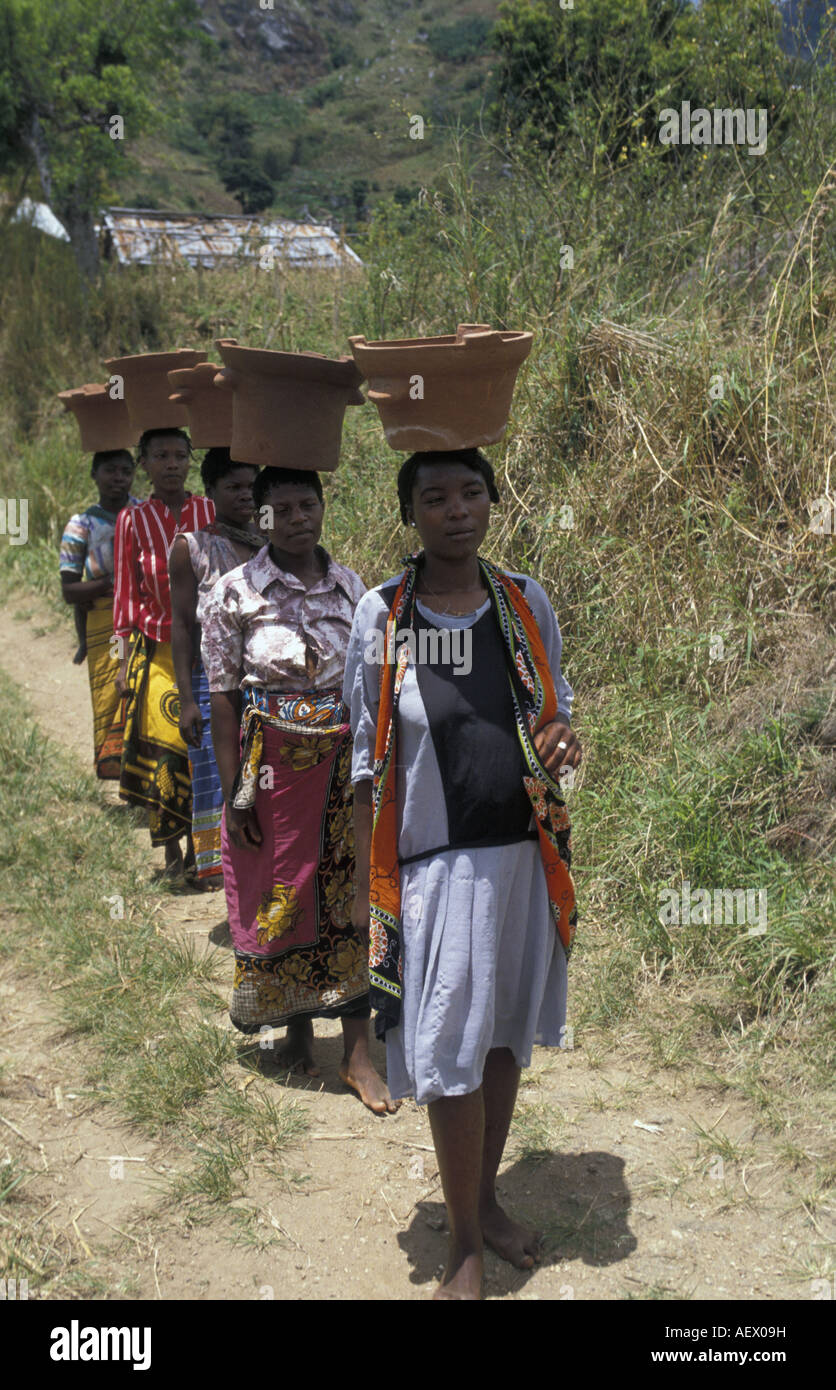 Women-Gruppe mit ihren hausgemachten Énergy Speichern von Öfen, Morogoro, Tansania. Stockfoto