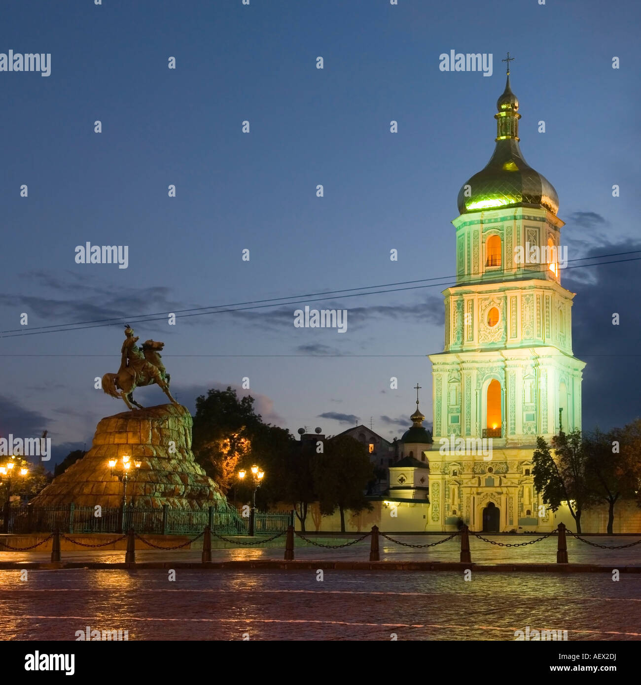 Der Glockenturm der St. Sophia Cathedral & Bohdan Khmelnytsky-Denkmal auf dem Platz bei Nacht Kiew Ukraine Stockfoto