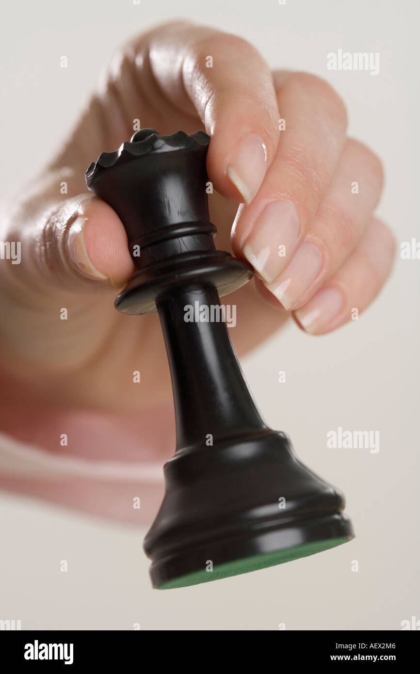 Frau mit Schachfigur Stockfoto