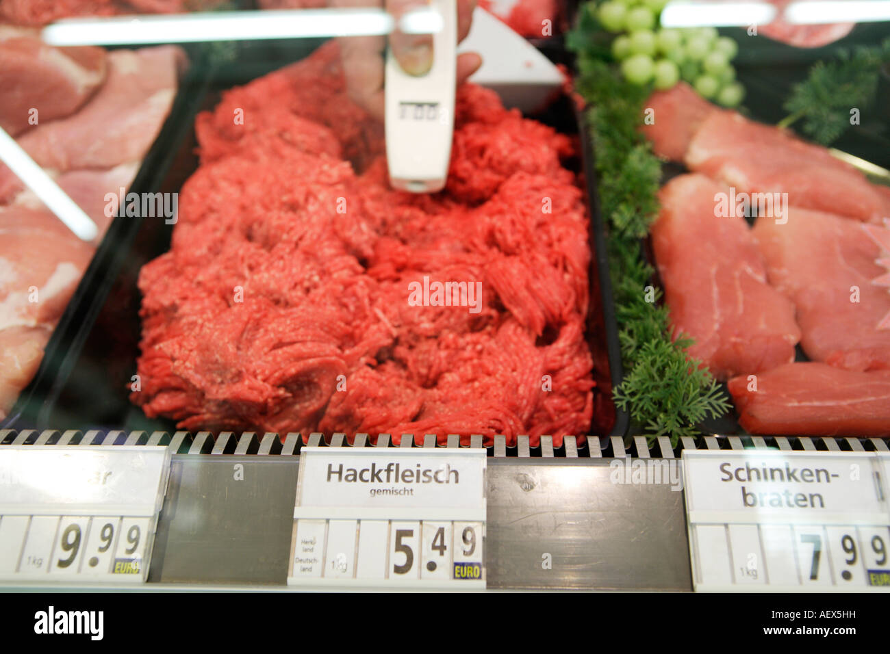 Lebensmittelkontrolle Temperaturmessung an s Metzgerei in einem Supermarkt Stockfoto