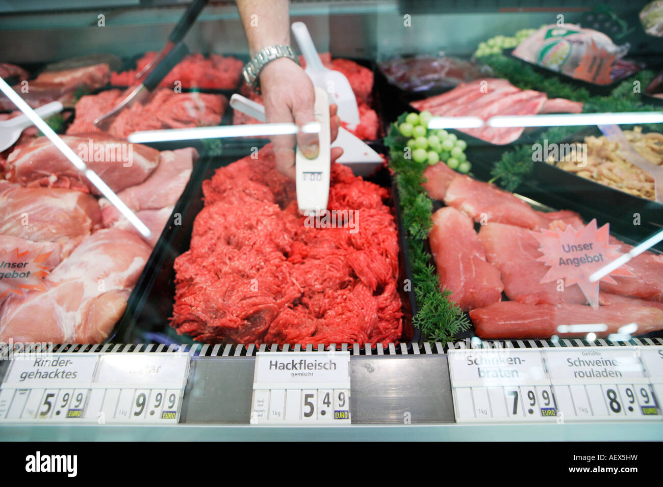 Lebensmittelkontrolle Temperaturmessung an s Metzgerei in einem Supermarkt Stockfoto