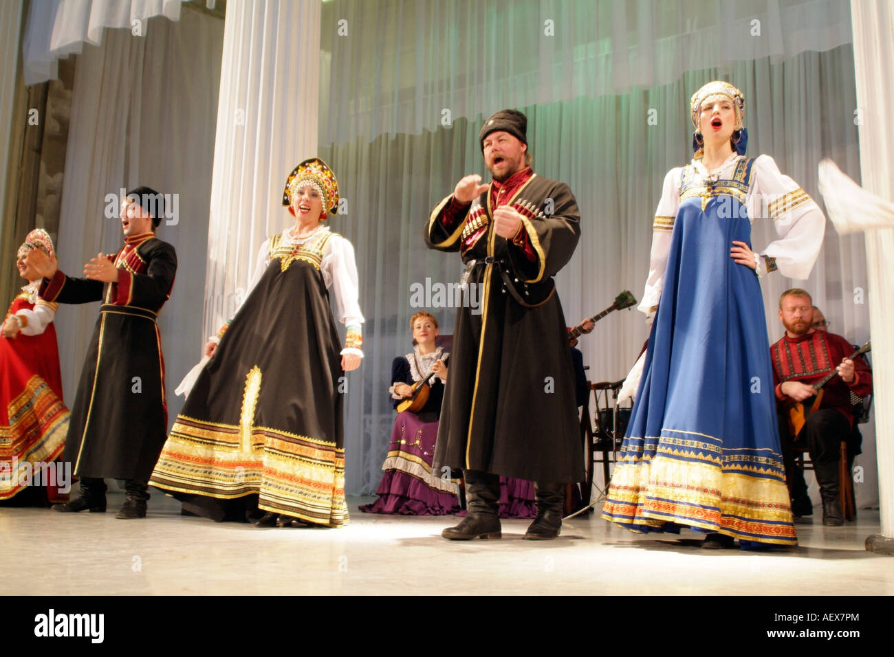 Russischen Folk-Sänger und Tänzer unterhalten in Tracht St. Petersburg Stockfoto