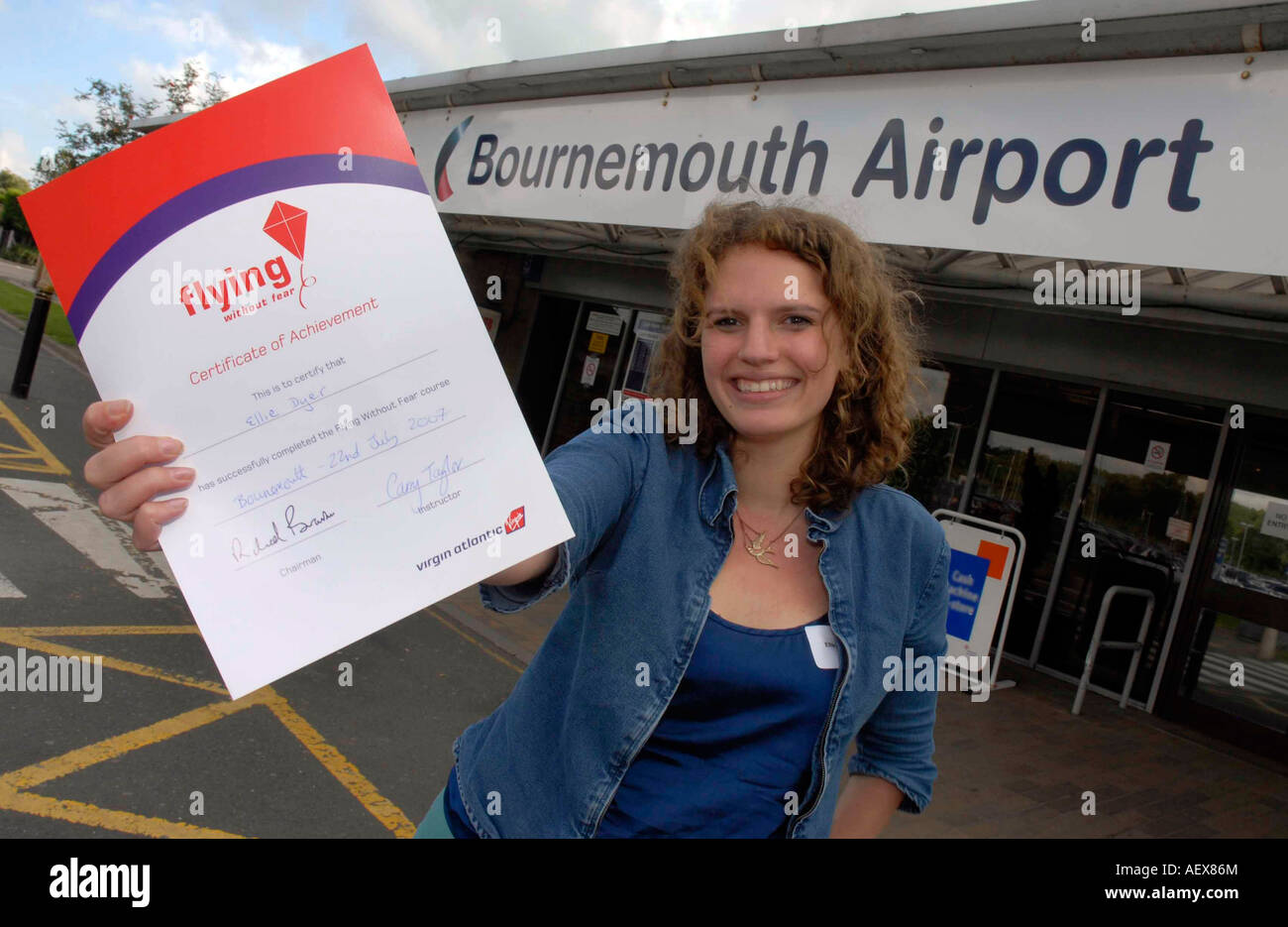 Ellie Dyer nach Teilnahme an der Flying Without Fear Kurs organisiert von Virgin Airlines Stockfoto