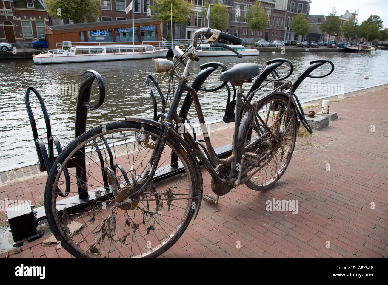 Fahrrad aus einem Kanal, Haarlem wiederhergestellt Stockfoto