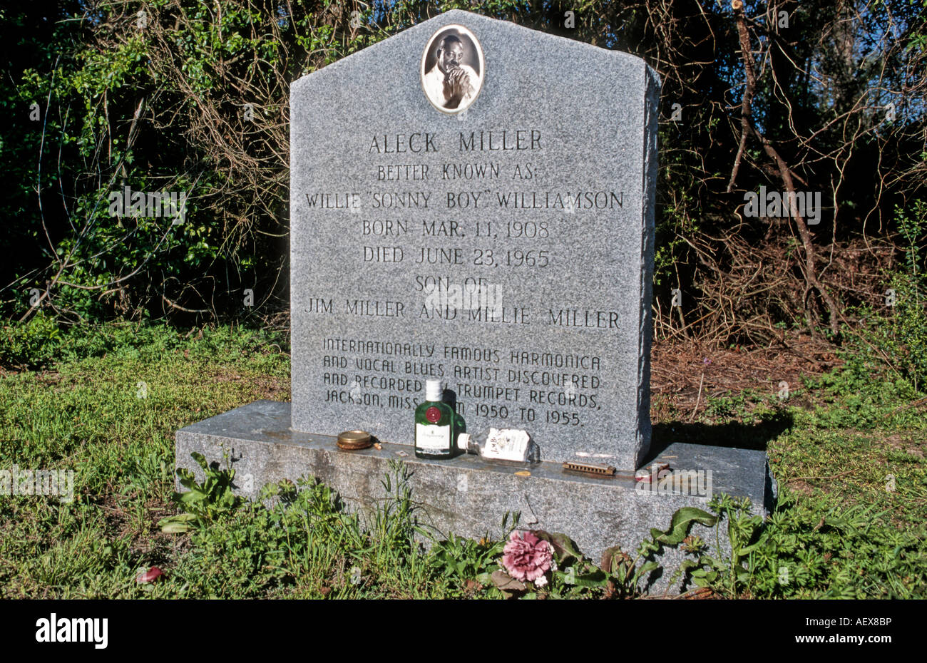 Grave of Sonny Boy Williamson, ein legendärer Mundharmonikaspieler aus Mississippi, würdigt seine Musik und sein Erbe, gestiftet vom Mount Zion Memorial Fund Stockfoto