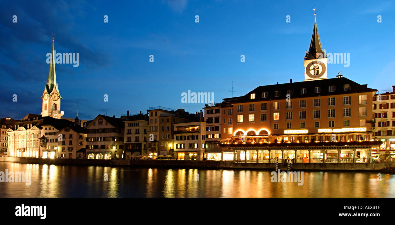Schweiz Zürich Fluss Limmat bei Abenddämmerung Panorama Hotel Storchen Kirche St Peter Fraumünster Stockfoto