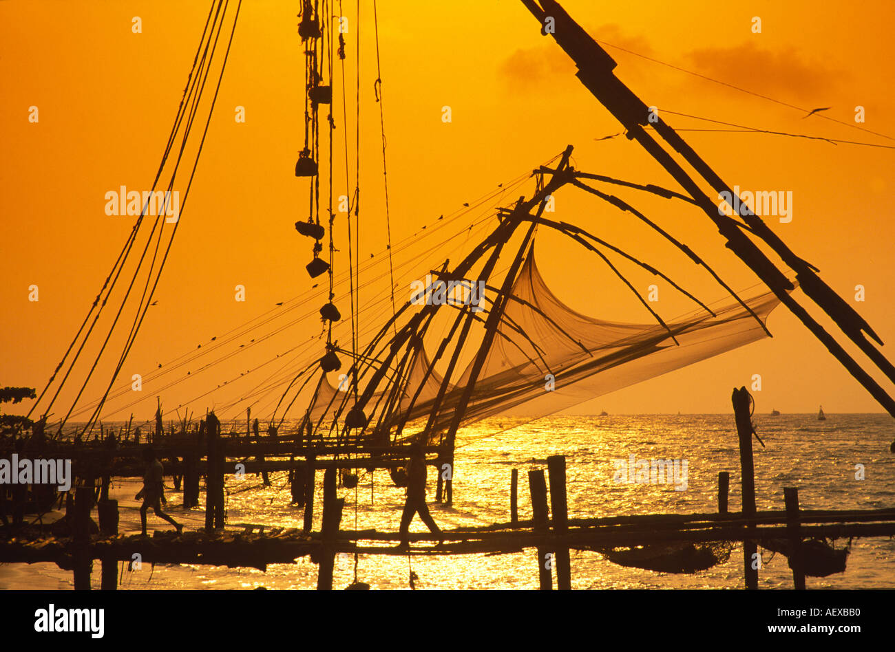 Indien Kerala Cochin Chinesische Fischernetze bei Sonnenuntergang Stockfoto