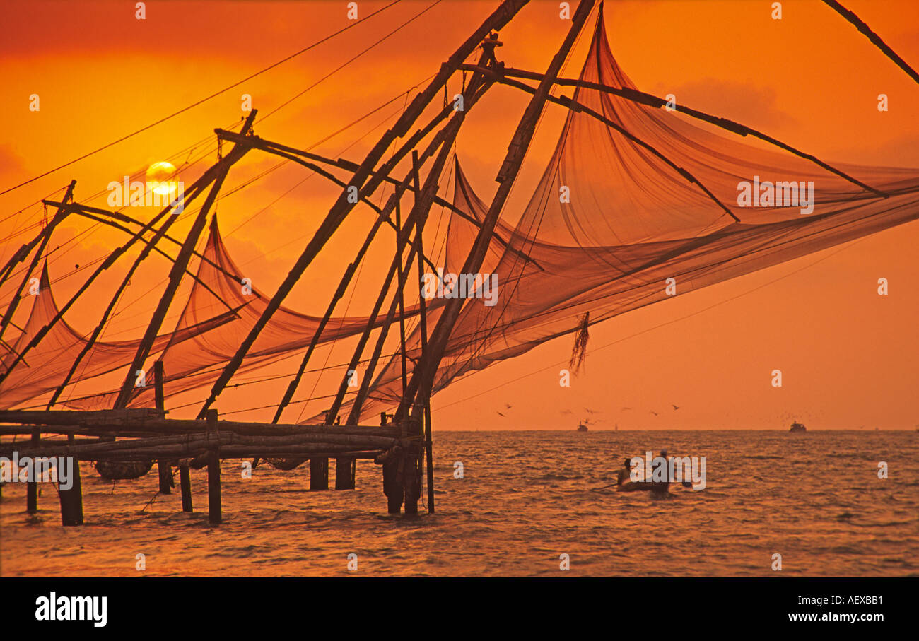Indien Kerala Cochin Chinesische Fischernetze bei Sonnenuntergang Stockfoto
