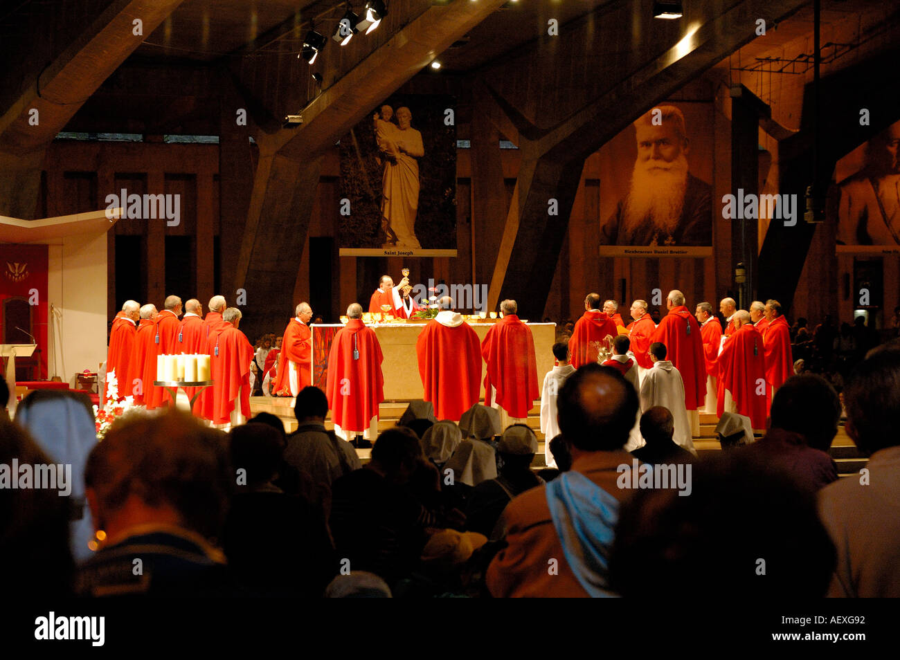 Messe in unterirdischen Basilika in lourdes Stockfoto