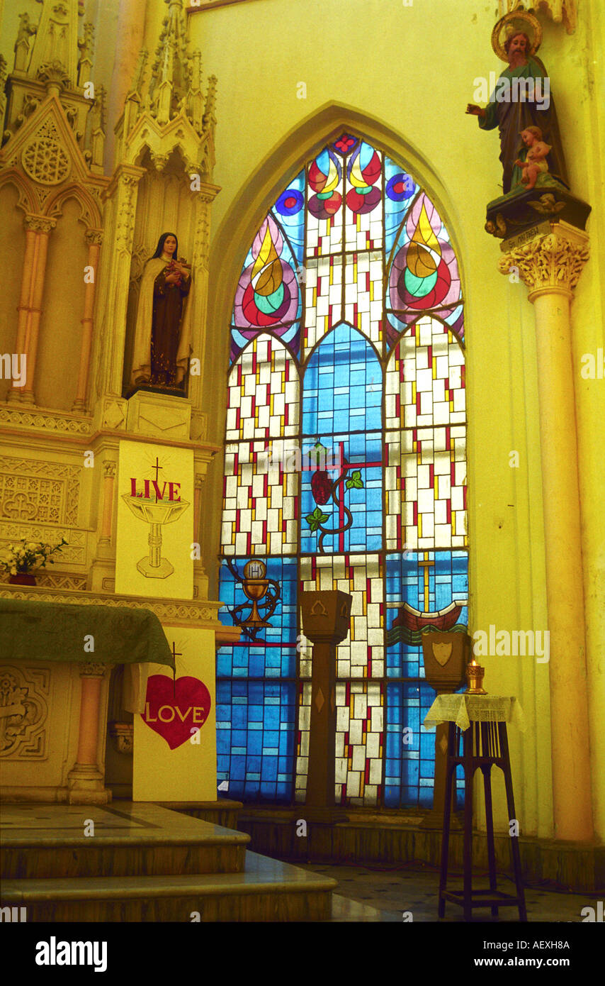 Glasfenster der St. Gloria Kirche Byculla Bombay jetzt Mumbai Maharashtra Indien Asien Stockfoto