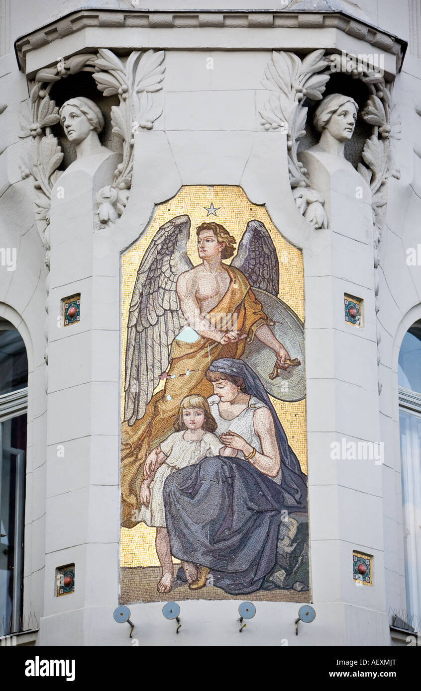 Religiöse Themen Mosaik schmücken ein Gebäude in Budapest, Ungarn Stockfoto