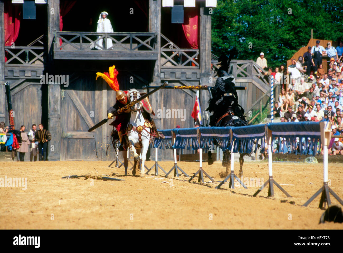 Ritter zu Pferd mit Lanze Fahne im Turnier Mittelalterfest in Kaltenberg Bayern Deutschland Stockfoto