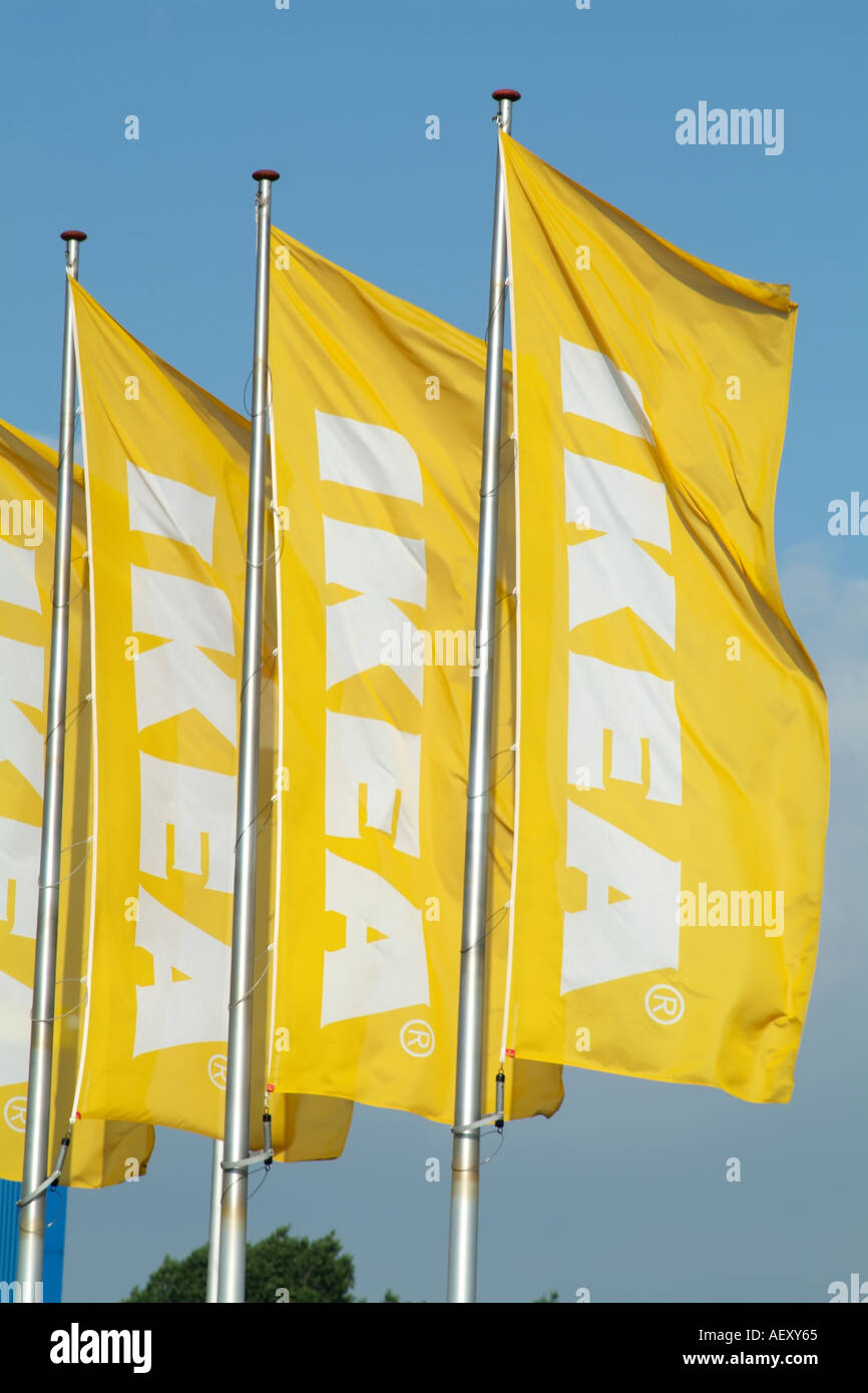 IKEA-gelb und weiß-Firma Fahnen Stockfoto