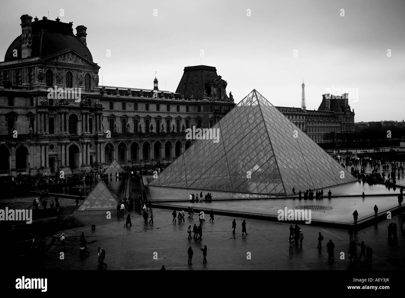 Pyramide des Louvre Museum Paris Frankreich Stockfoto