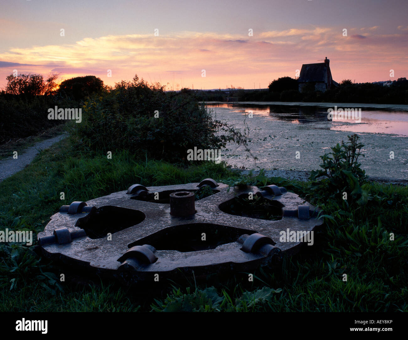 Schifffahrtskanal Exeter, Devon, UK, bei Sonnenuntergang. Blick zur alten Schleuse Haus. Stockfoto