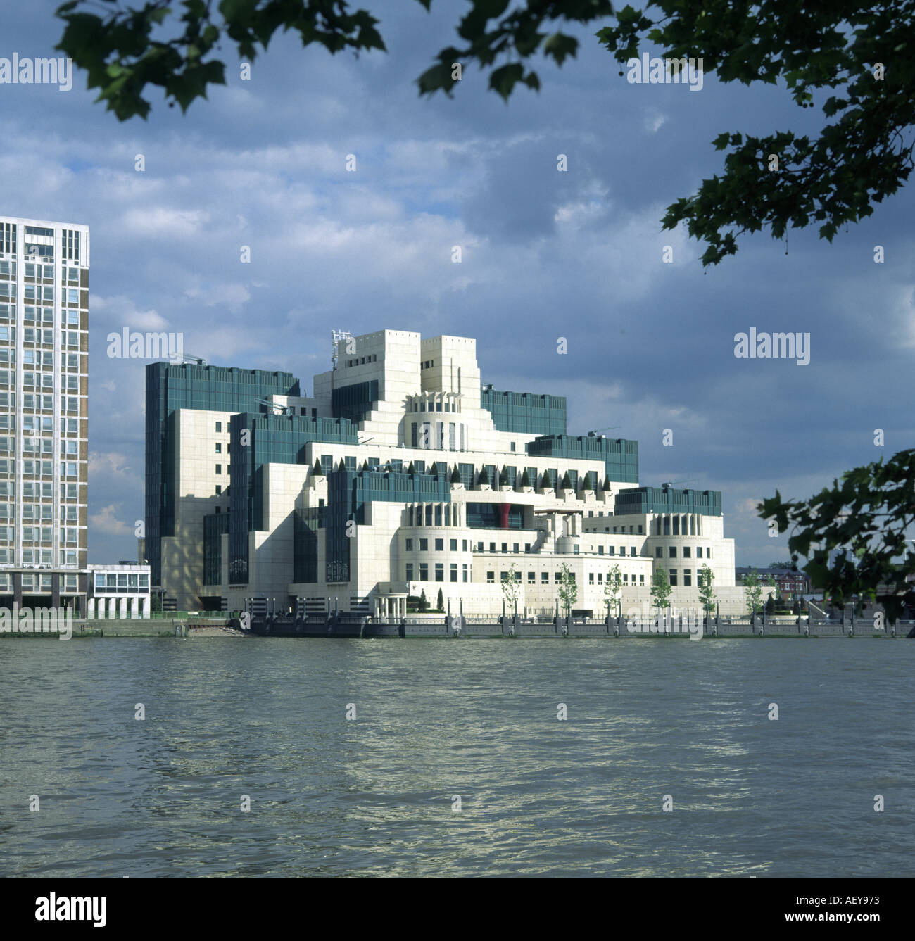 MI6 SIS-zentrale am Fluss Themse Vauxhall Cross London England von Terry Farrell und Partner Architekten Stockfoto