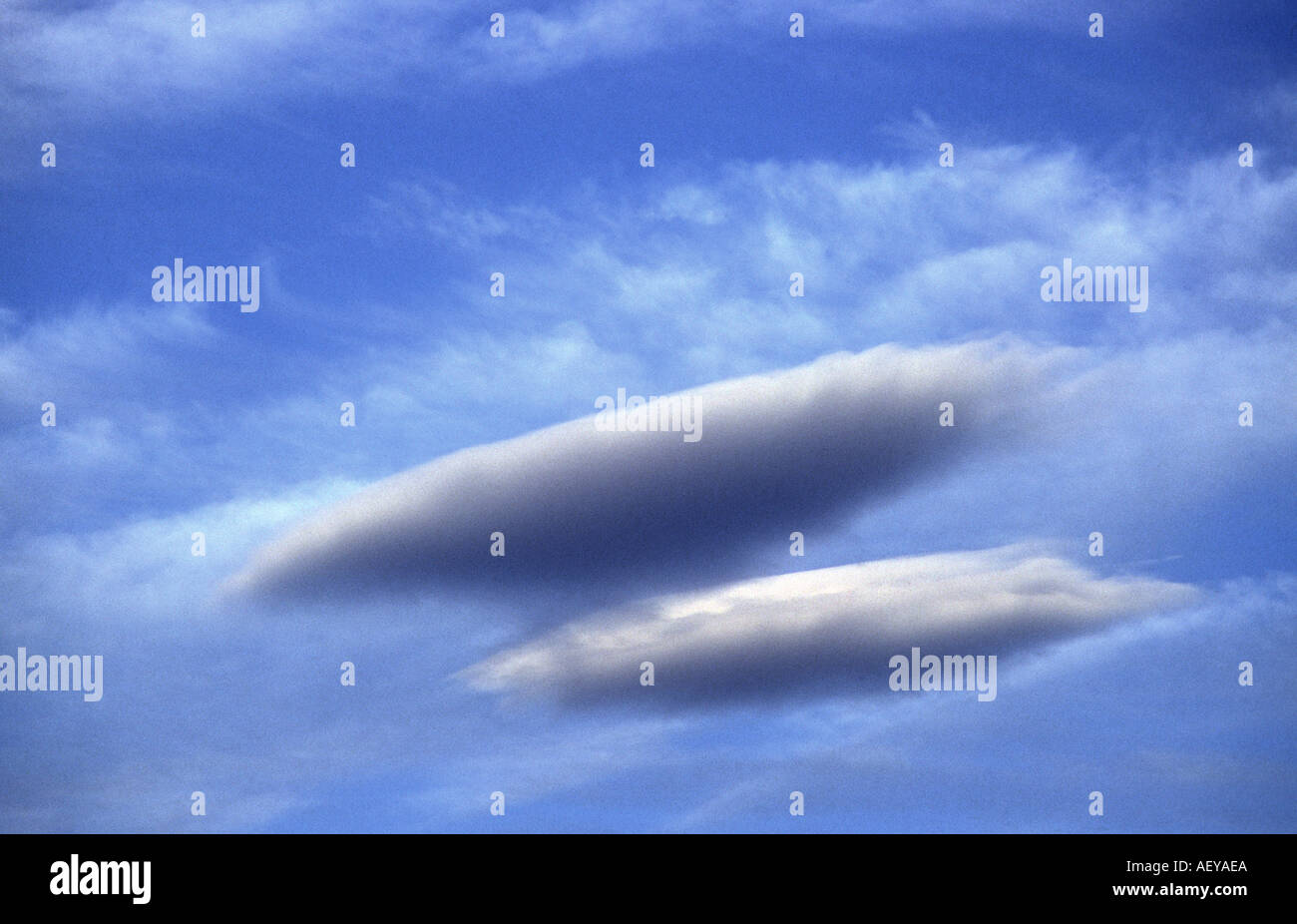 Linsenförmige Wolken gegen hohe weiße Wolke Stockfoto