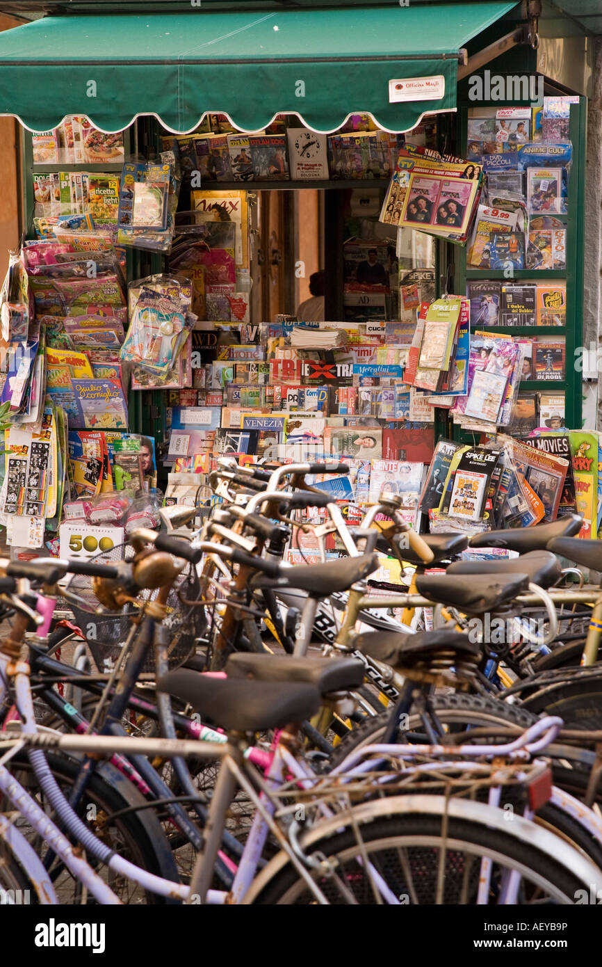Fahrräder geparkt vor Nachrichten stehen Pisa-Toskana-Italien Stockfoto